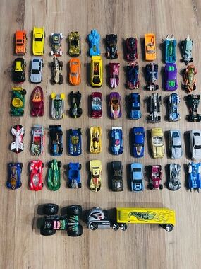 Hot Wheels Multi-Color Kids Toy Car Lot with Yellow Hot Wheels Trailer- set 50